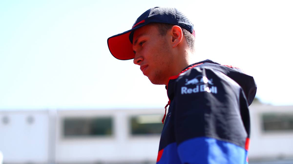 Alexander ALBON: Der F1-Neuling hat beim Start viel Platz, ist unbedrängt, knallt mit dem rechten Hinterrad trotzdem in die Streckenmauer. Ein krasser Fahrfehler. Am Ende fehlen ihm knapp drei Sekunden auf Räkkönen, um in die Punkte zu kommen