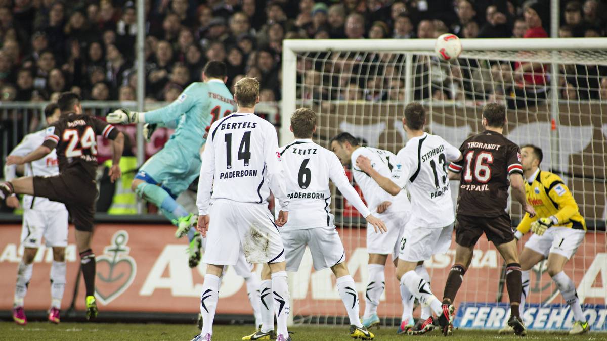 Philipp Tschauner steigt in der Nachspielzeit des Montagsspiels gegen Paderborn hoch - und versenkt im April 2013 die Kugel per Kopf zum 2:2-Ausgleich im Netz. Der Schlussmann des FC St. Pauli bringt das Millerntor zum Beben und sichert den "Kiez-Kickern" noch einen Punkt
