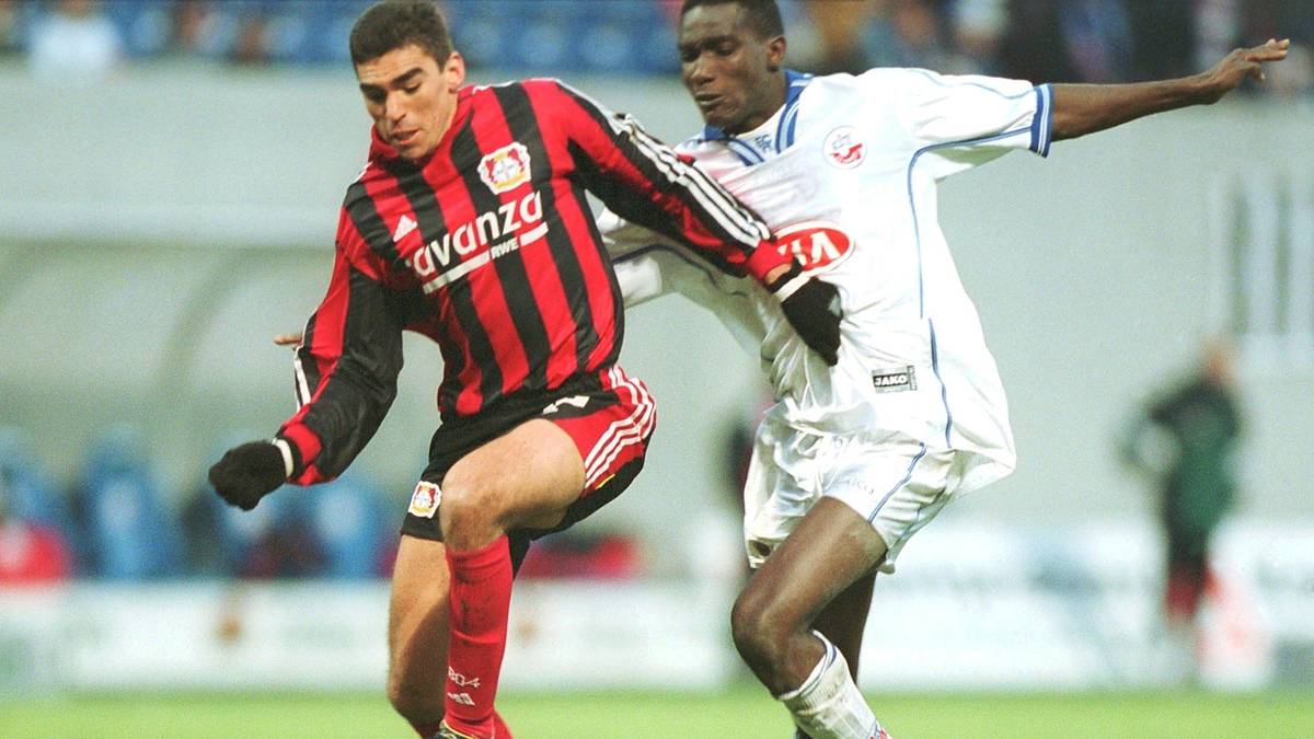 PLATZ 10 - LUCIO: Insgesamt elfeinhalb Jahre spielt Lucio für Leverkusen und Bayern in der Bundesliga - und alles beginnt im Januar 2001. Für umgerechnet knapp neun Millionen Euro kommt der Brasilianer von Internacional Porto Alegre - da ist es kein Wunder, dass Lucio direkt die Handschuhe auspackt
