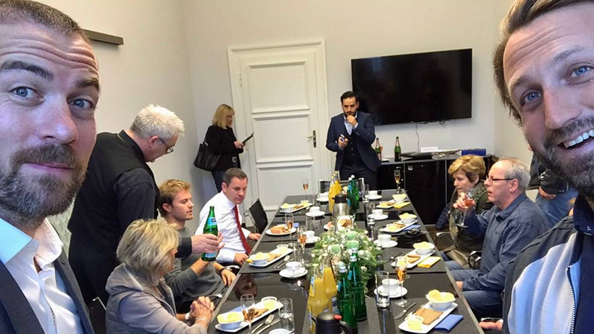 Auch Rosberg-Manager Georg Nolte (l.) ist begeistert vom Aufenthalt in Wiesbaden. Auf dem Speiseplan stehen die einheimischen Spezialitäten Handkäs und Äppelwoi