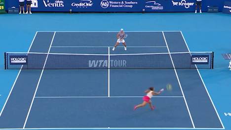 Iga Swiatek setzt sich in einem spektakulären Finale gegen Jasmine Paolini durch. Die Polin gewinnt erstmals das WTA-Turnier in Cincinnati. 