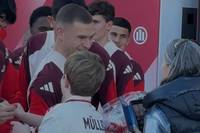 Kurz vor dem Training hat Joshua Kimmich ein Geschenk erhalten: Ein Geschenkkorb aus der Schweiz. Die Schenkerin ist von der Stiftung „Sternschuppe“. Die Reisegruppe war auf Einladung der UEFA Foundation an der Säbener Straße.