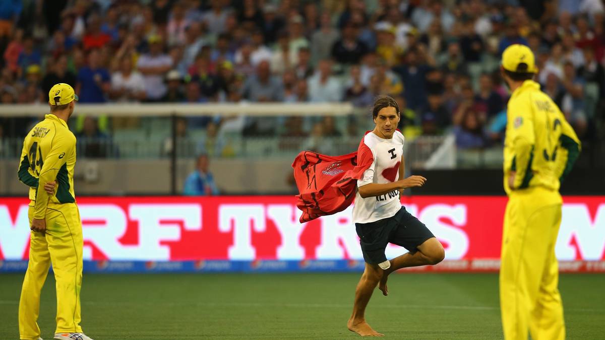 Auch die Flitzer drängen ins Rampenlicht, mal mit einer Protestbotschaft