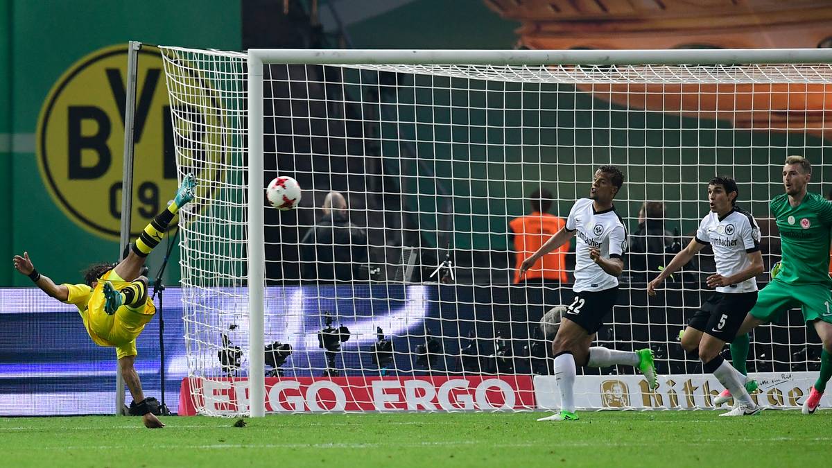 Eine irre Szene dann in der 63. Minute: Pierre-Emerick Aubameyang setzt zum Fallrückzieher an, auf Umwegen landet der Ball an der Latte anstatt im Kasten 