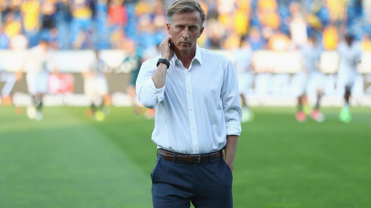 Wölfe-Coach Andries Jonker inspiziert den Platz im Eintracht-Stadion. Der Niederländer wirkt angespannt ...