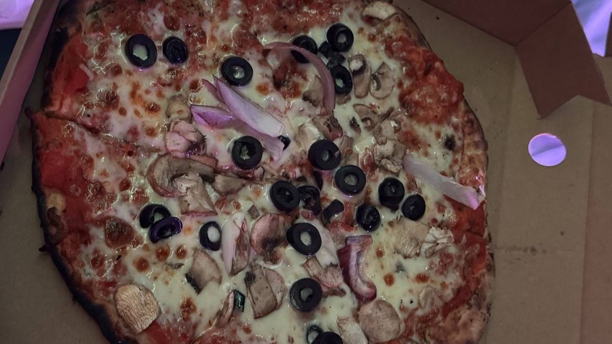 Mit Zwiebeln, Oliven und Pilzen obendrauf kostet die Pizza nicht viel mehr, hier beträgt der Preis 18 Euro. 