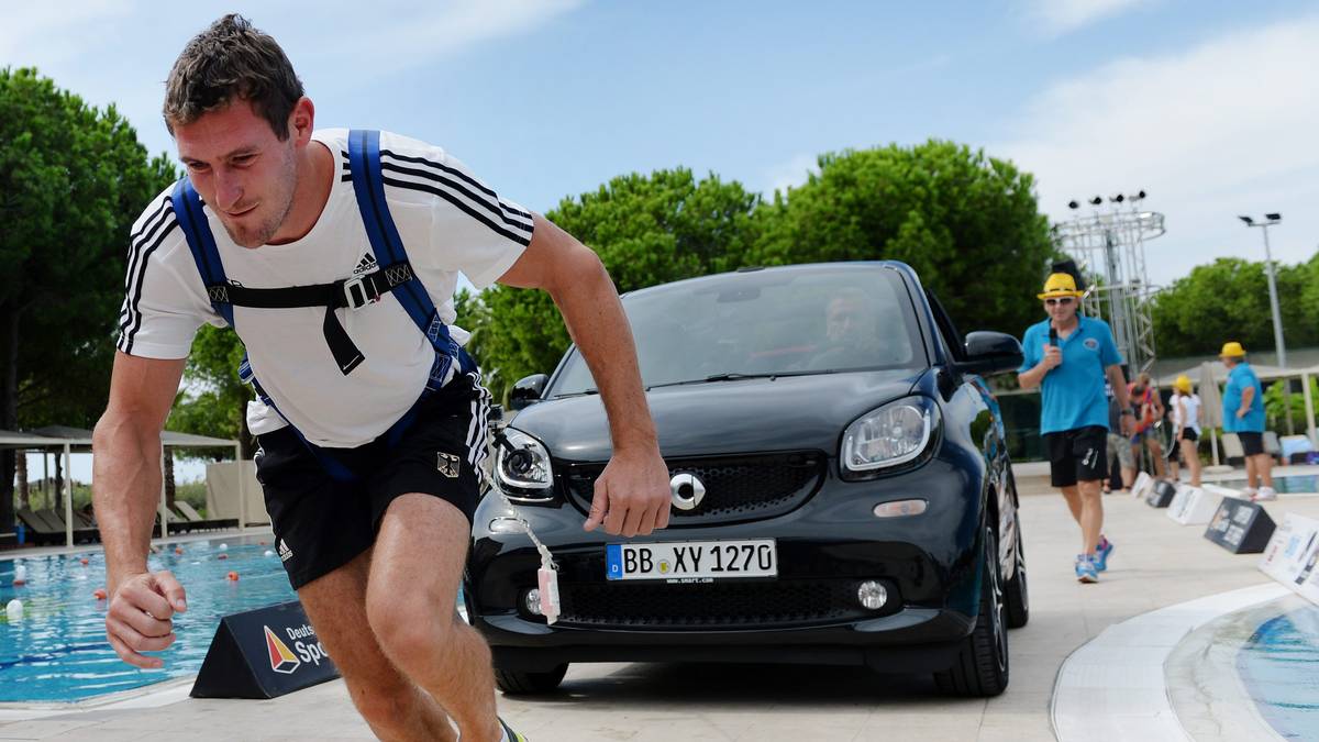 Brendel darf sich nun unter anderem über einen Kleinwagen freuen, den er als Preis bekommt. Hoffentlich hat zumindest dieser Benzin im Tank, sodass er ihn nicht zur Tankstelle ziehen muss