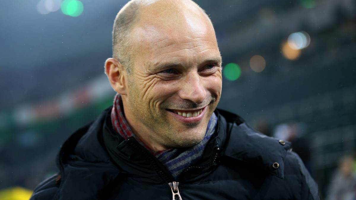 ARIE VAN LENT: Auch eine weitere interne Lösung ist denkbar. Arie van Lent coacht derzeit die U19 der Fohlen, sammelte zuvor in Offenbach, Ahlen und Kleve erste Erfahrungen. Der ehemalige Torjäger (1999 - 2004 bei der Borussia) genießt wie kaum ein anderer die Sympathie der Gladbach-Fans. Nach Schuberts Aufstieg zum Interimscoach übernimmt van Lent zunächst einmal die U 23