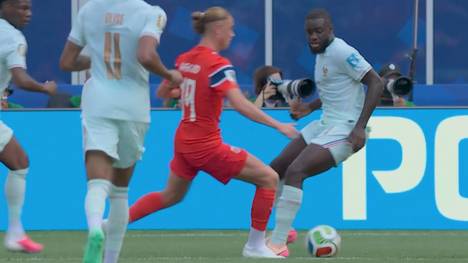 Beim 1:2-Anschlusstreffer der Norweger lässt Torschütze Aasgaard Bayerns Dayot Upamecano alt aussehen. Ein kurzer Wackler und die Schussbahn zum Tor ist frei. 