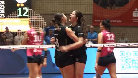 Was für ein packendes Auftakt-Spiel! Die Ladies in Black Aachen behalten im fünften Satz gegen den VC Wiesbaden die Oberhand.