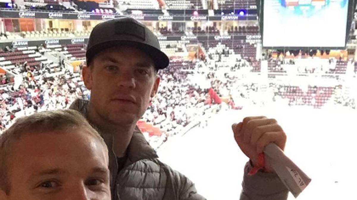 Auch Sebastian Rode (l.) und Weltmeister Manuel Neuer sind in der Halle mit dabei. Der Torwart springt bei beinahe jedem deutschen Treffer auf und ballt die Faust. "Das war ein WM-Auftakt nach Maß! Hoffentlich machen die Jungs jetzt so weiter. Für uns war's ein tolles Erlebnis heute Abend in dieser supermodernen WM-Halle", sagt der 28-Jährige hinterher (Copyright: twitter@Sebastianrode20)