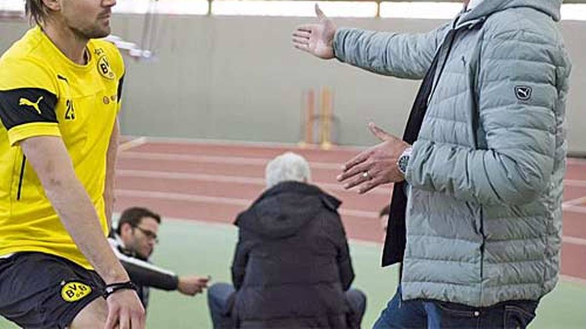 Trainer Jürgen Klopp (r., mit Marcel Schmelzer) sprüht beim Trainingsstart vor Optimismus. Doch zunächst wartet auf die Profis ein Laktattest (Copyright: twitter@BVB)