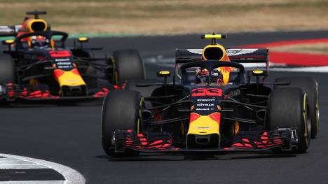Die Red-Bull-Piloten Dani Ricciardo und Max Verstappen müssen beim großen Preis vom Ende des Feldes starten