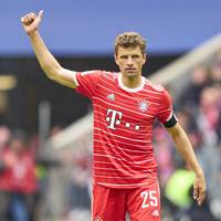 Nach wilden Spekulationen um seine Zukunft trifft Thomas Müller beim Bayern-Kantersieg gegen Schalke und lässt danach Dampf ab. SPORT1 weiß, was vorher beim Treffen mit Oliver Kahn und Hasan Salihamidzic besprochen wurde.