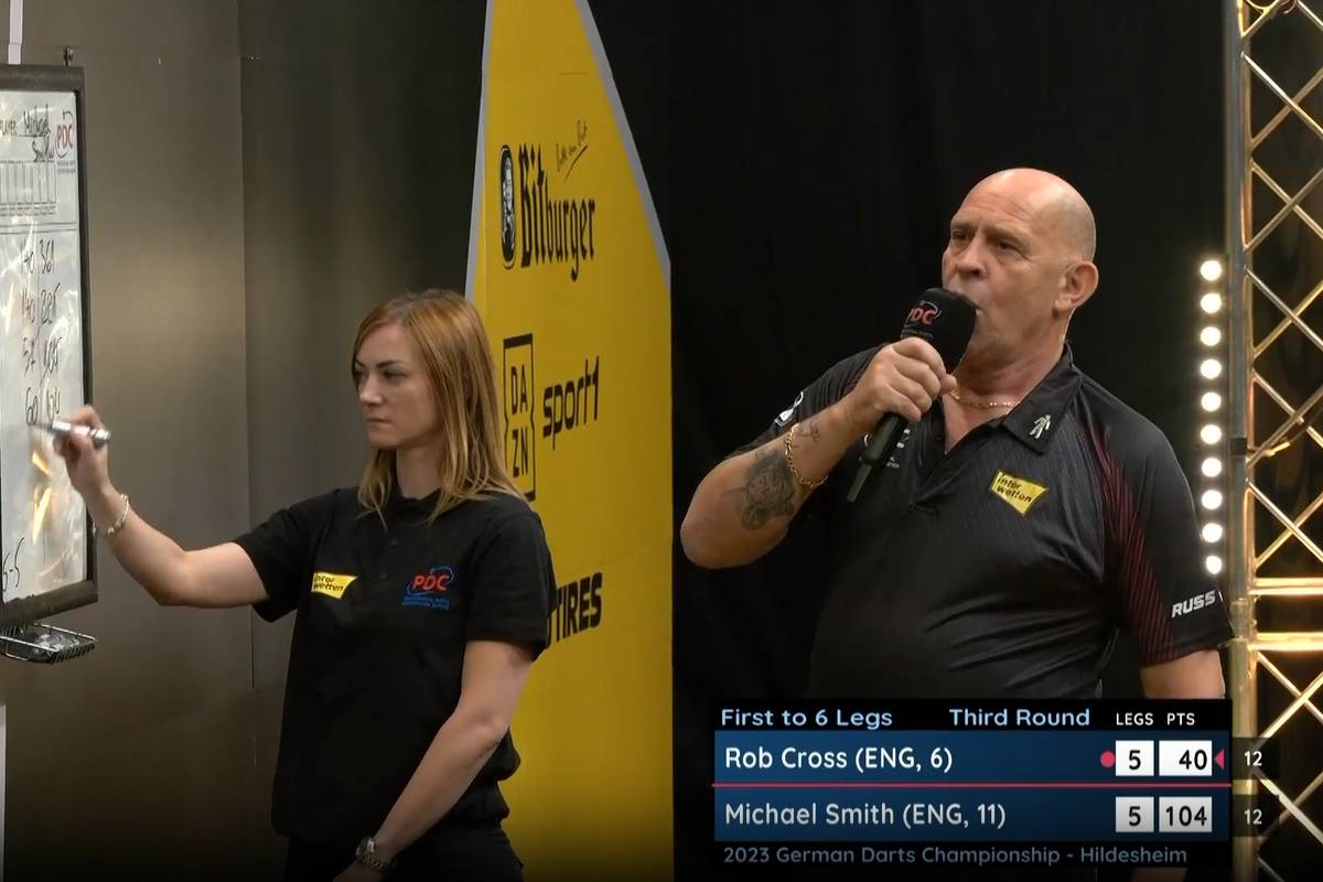Spannung pur in Hildesheim! Rob Cross schlägt Michael Smith im Decider. Dabei kommt es zu einer kuriosen Situation.