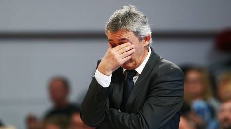 Bayern-Trainer Svetislav Pesic kann die Niederlage nicht mit ansehen