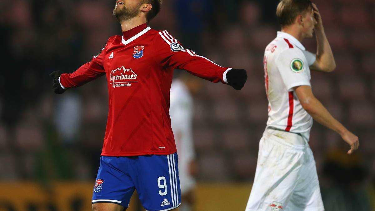 Vergangene Saison scheitern noch weitere Bundesligisten gegen vermeintlich Kleine: Dominic Reisner jubelt nach dem sensationellen 3:0-Sieg von Regionalligist SpVgg Unterhaching gegen Zweitligist RB Leipzig