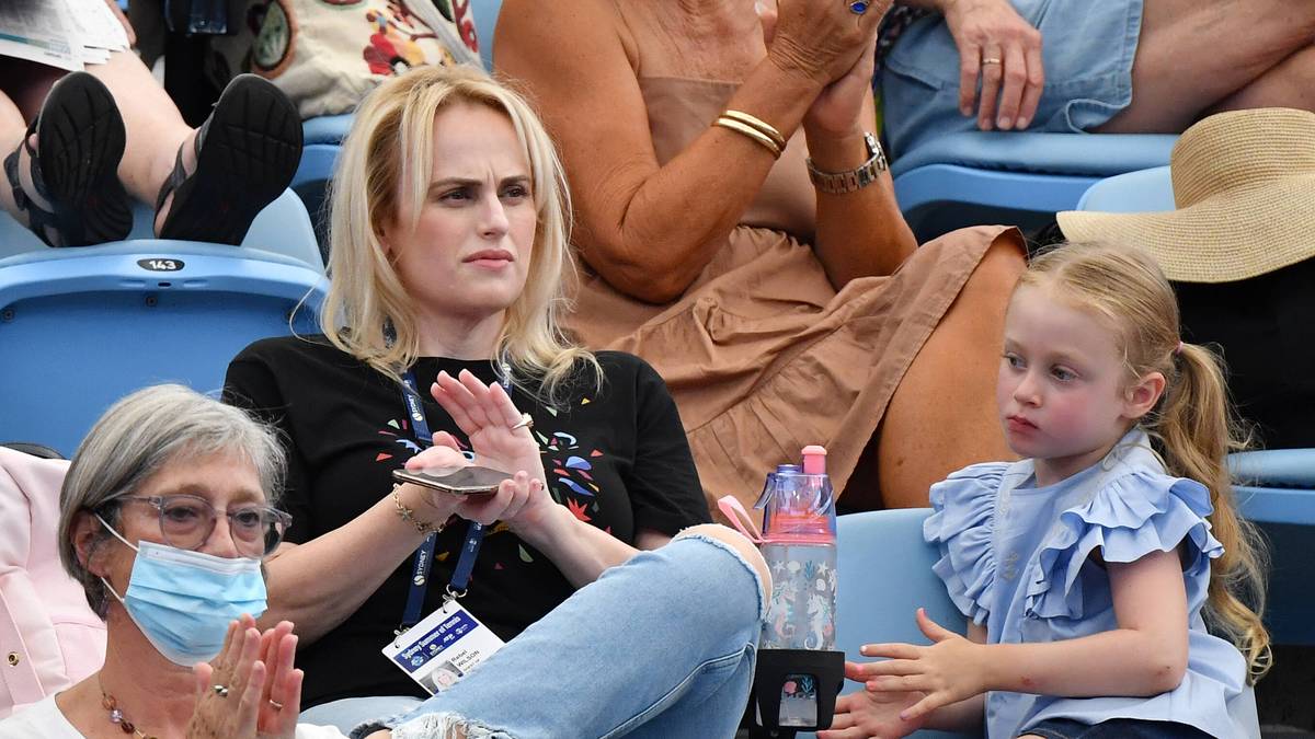REBEL WILSON: Die Schauspielerin hat keine lange Vergangenheit als Football-Fan. Aber im vergangenen Jahr spielte die Australierin in einem Werbespot der Rams mit, um den Draft des Teams zu bewerben. Daraus scheint eine Liebe entstanden zu sein