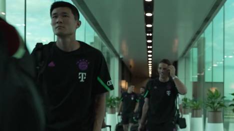 Der FC Bayern landete im Rahmen der Audi Summer Tour 2023 in Singapur. Nach der Ankunft des Rekordmeisters gaben einige Spieler Autogramme und posierten für Selfies.