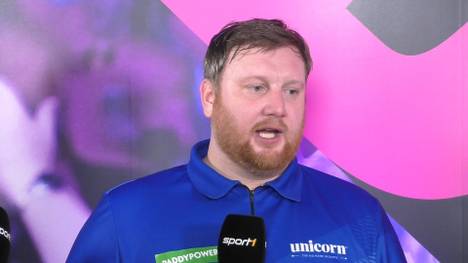 Cameron Menzies gewinnt sein Erstrundenmatch und zieht in die zweite Runde ein. Er spricht unter anderem von seinem Job als Klempner.