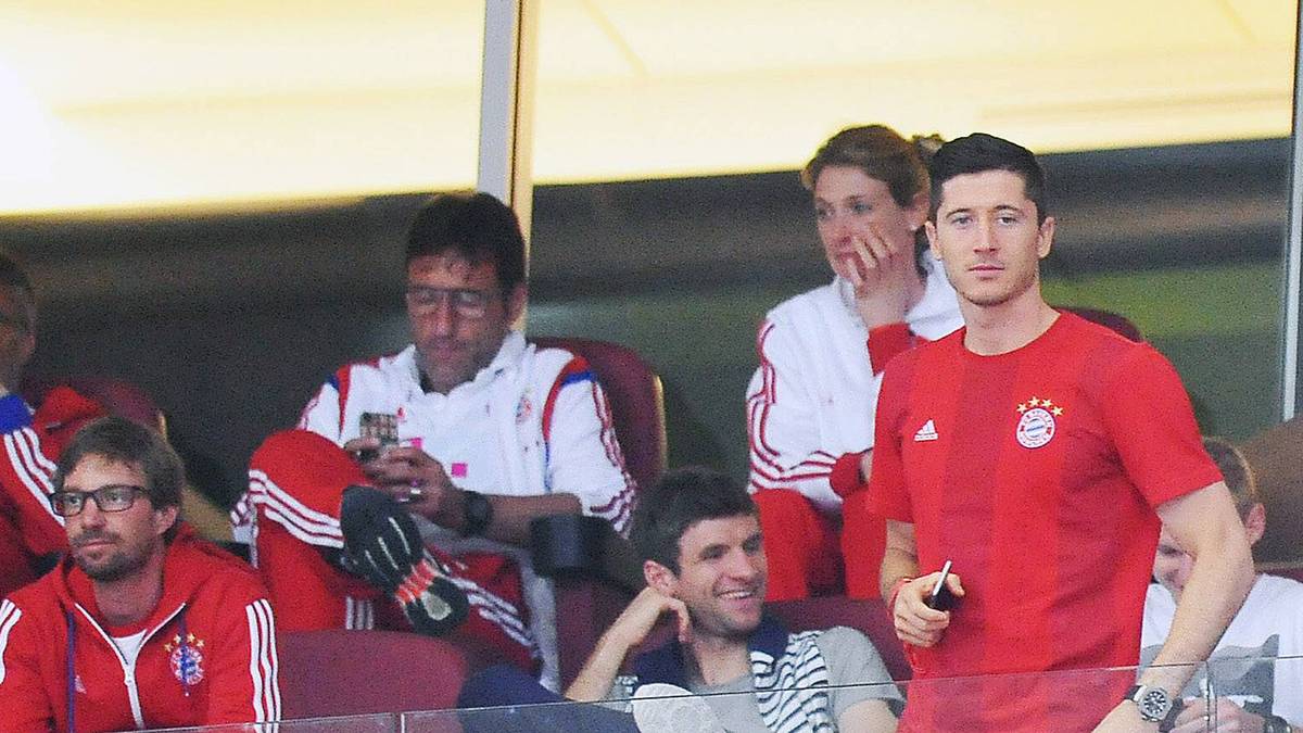 Stürmer Robert Lewandowski. Er sieht die 26:29-Pleite seiner Polen, was Müller wiederum für eine kleine Spitze gegen seinen Mannschaftskameraden nutzt. "Herzlichen Glückwunsch dem deutschen Team! Das war schon klasse. Wir freuen uns für Euch - naja, fast alle. Nur Robert Lewandowski konnte auf der Tribüne nicht so mit uns mitfeiern..", sagt der Weltmeister