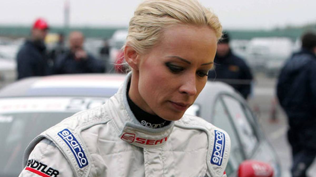 Die Ehefrau von Ex-Formel-1-Pilot Ralf Schumacher startet auch zwischen 2004 und 20011 in der Mini Challenge und 2006 in der Seat Leon Supercopa im Rahmenprogramm der DTM