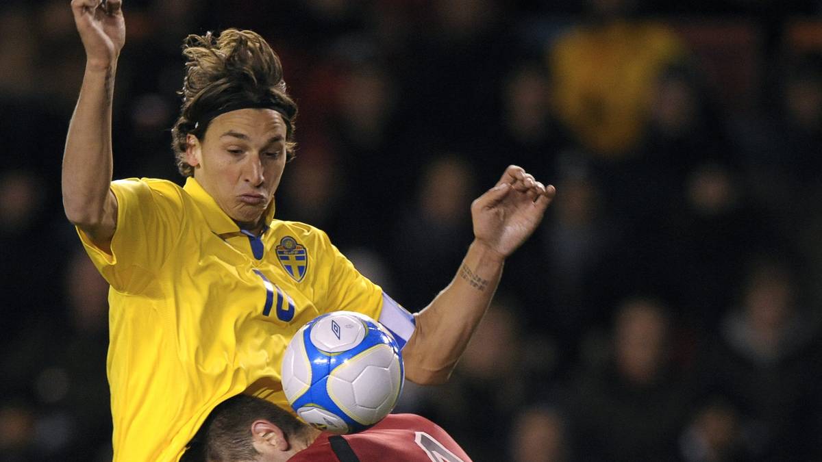 Im Oktober 2009 wird "König Zlatan" beim WM-Qualifikationsspiel gegen Albanien erstmals die Ehre zuteil, die schwedische Nationalmannschaft als Kapitän auf das Feld zu führen. Obwohl die Partie souverän mit 4:1 gewonnen werden kann, ist Ibrahimovic nicht nach Feiern zumute. Nach 77 Minuten muss er verletzungsbedingt ausgewechselt werden