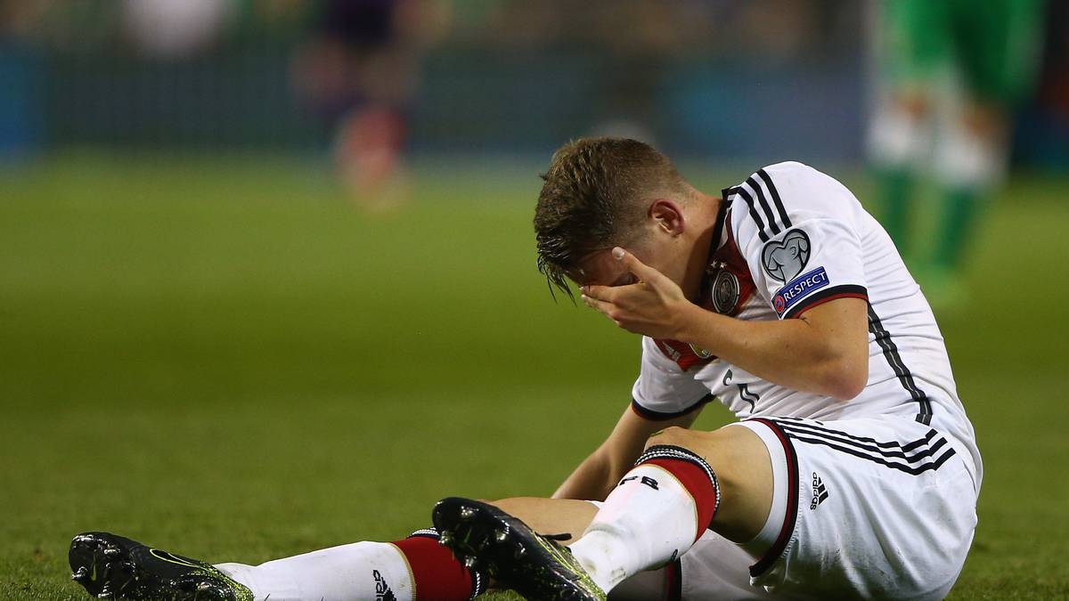 Matthias Ginter hält sich nach einem Zweikampf schmerzverzerrt das Gesicht. Die Iren spielen wie gewohnt kampfbetont und die DFB-Elf tut sich schwer. Es fehlt an Tempo und Zielstrebigkeit - das Ergebnis: Keine Tore zur Pause