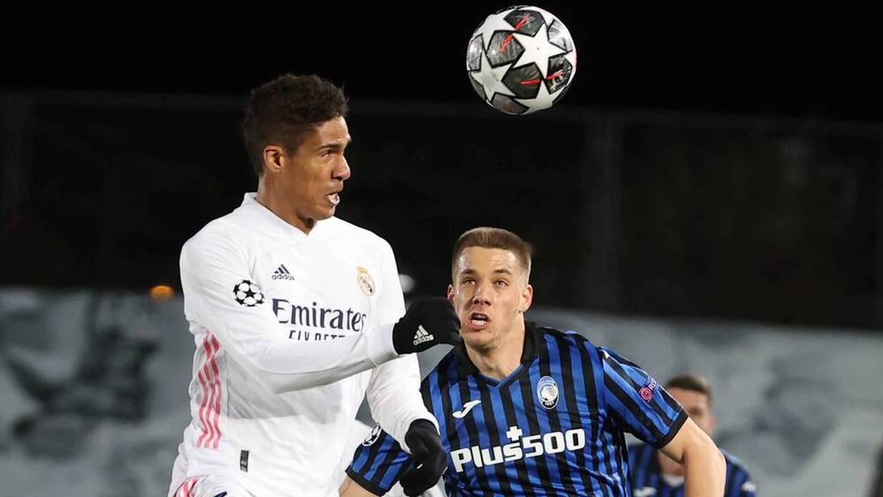 Raphael Varane im Zweikampf mit Mario Pasalic