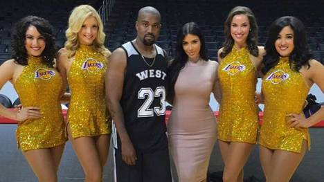 Kanye West mit Kim Kardashian und den Laker Girls