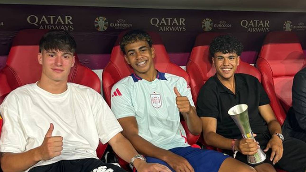 Adam Aznou (r.) mit Lamine Yamal und Javier Fernández (l.) 