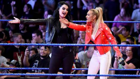 Paige (l.) hatte bei WWE SmackDown Live schlechte Neuigkeiten für Carmella