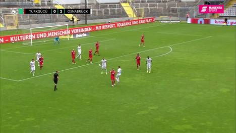 Bitteres Gegentor für Türkgücü München. Ein Pressschlag landet durch die Beine des Abwehrspielers im Tor.