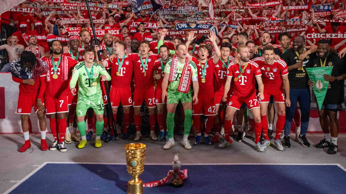Die Bayern lassen sich dagegen in der Kurve gebührend feiern