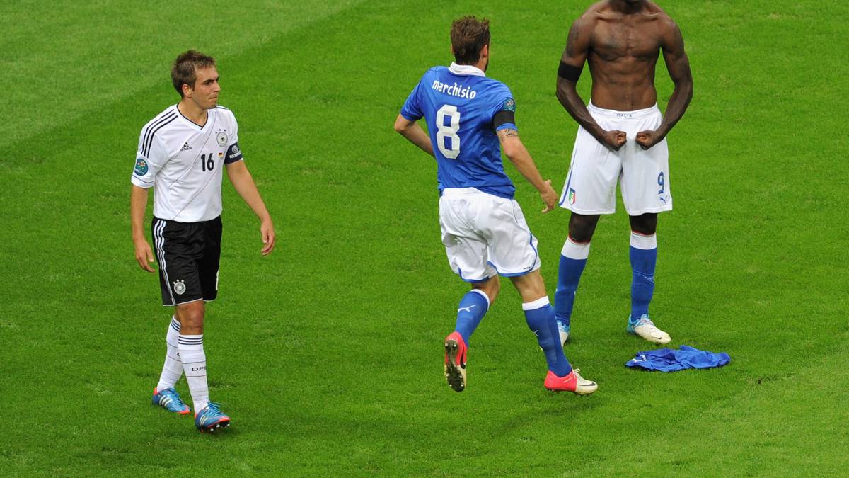 MARIO BALOTELLI: Die Einlage nach seinem EM-Halbfinal-Tor gegen Deutschland 2012 ist unvergessen, weniger bekannt die Geschichte dahinter: Balotellis Jubel war die sarkastische Antwort auf eine Zeitungskarikatur in Italien, die ihn als wilden King Kong darstellte - worin er verständlicherweise einen rassistischen Unterton sah. Als Internet-Meme entwickelte der Jubel dann ein völliges Eigenleben