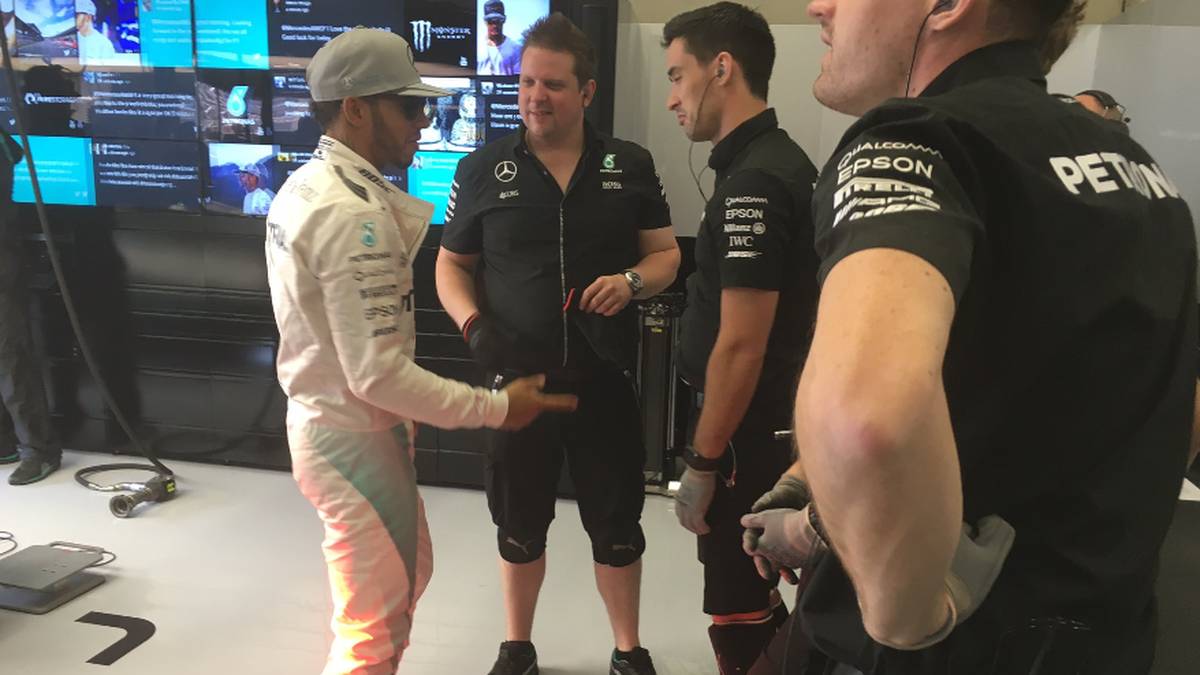 Sein Teamkollege Lewis Hamilton ist ebenfalls ins Gespräch vertieft