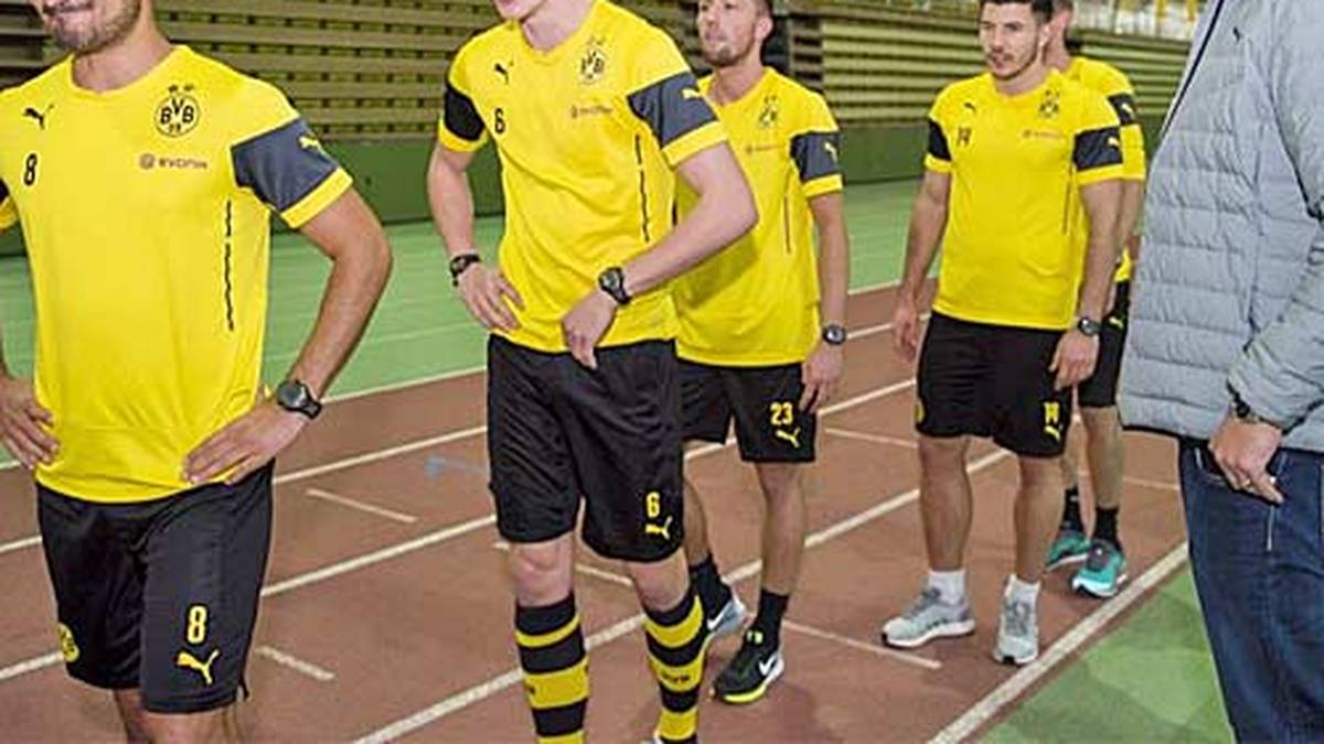 Wer Erfolg haben will, muss leiden. Ilkay Gündogan (l.) und Co. wirken nach dem Ausdauertraining ziemlich geschafft (Copyright: twitter@BVB)