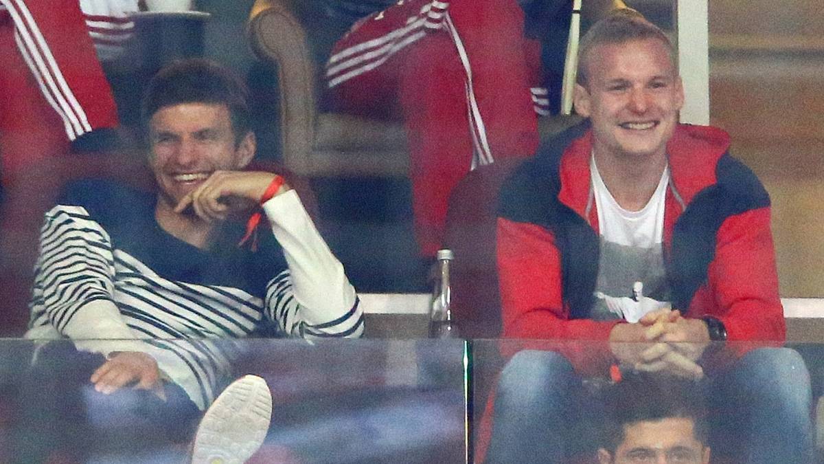 Tag 2: Es ist der Tag des Auftaktsieges der deutschen Mannschaft gegen Polen. Und die hat in der hochmodernen Lusail Multipurpose Hall prominente Fans sitzen. Die Fußballstars des FC Bayern feuern das DHB-Team. Auch Thomas Müller (l.)ist dabei und geht emotional mit. Nur einem gefällt am Ende das Ergebnis nicht