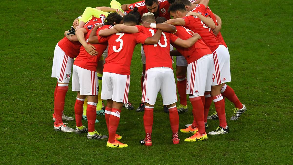 Die Waliser um Superstar Gareth Bale beschwören kurz vor dem Anpfiff ihren Teamgeist