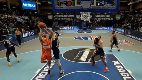  Die BBL-Highlights der Partie SYNTAINICS MBC - ratiopharm ulm im Video.