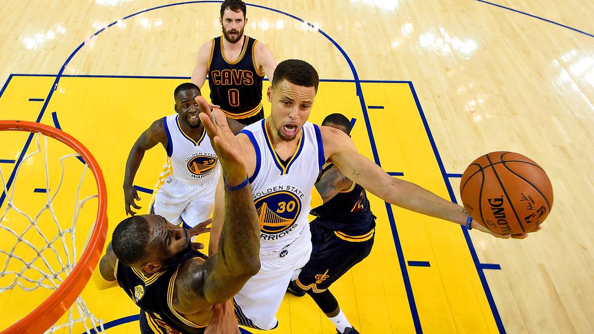 Da das Spiel zunehmend einseitig wird, kann Trainer Steve Kerr seinen Star am Ende schonen, und Curry steht nur 25 Minuten auf dem Feld  