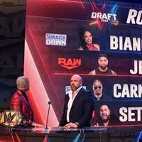 An Tag 1 des WWE Draft schlägt ein aufstrebender Star bei SmackDown groß ein. Um Roman Reigns wird eine spannende Neuigkeit verkündet.