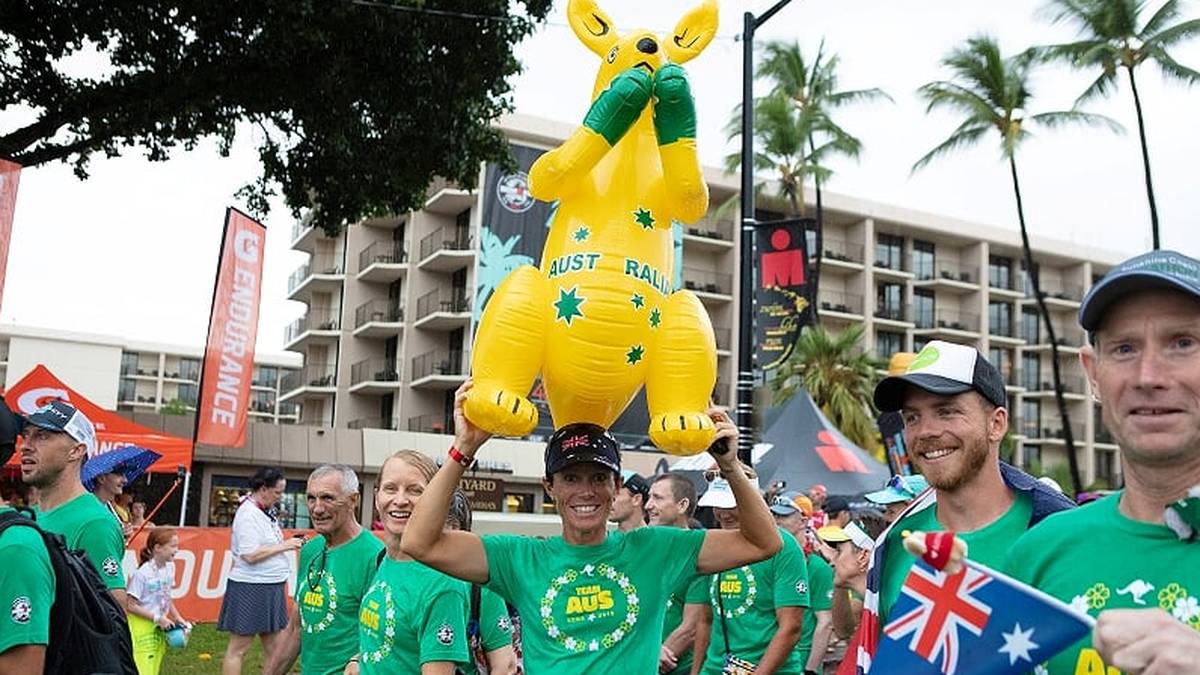 Mehr als 2.000 Sportler aus der ganzen Welt gehen auf der Inselkette im Pazifischen Ozean an den Start. Aber auch zahlreiche Fans haben sich auf Hawaii eingefunden und unterstützen ihre Favoriten. Dazu haben sich die Zuschauer in Schale geworfen, wie diese Australier