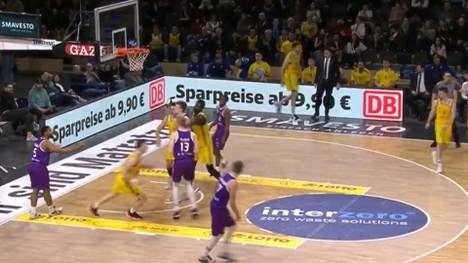 ALBA Berlin empfing BG Göttingen, doch das Spiel wurde von einer Box-Einlage, die dem Namen der Max-Schmeling-Halle aller Ehren machte. 