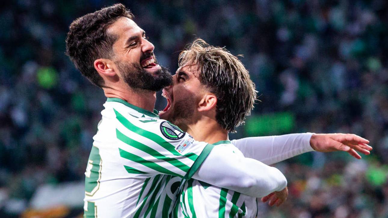 Isco (links) feiert den Betis-Führungstreffer gegen Chelsea mit Torschütze Abde