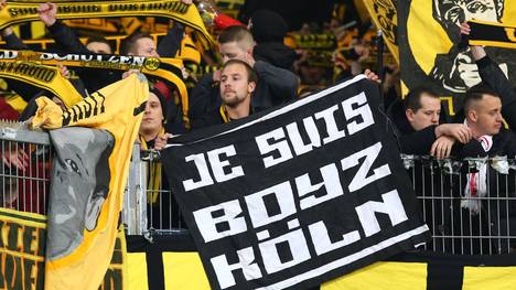 Dortmunder Fans präsentieren ein Plakat im der Aufschrift "Je suis Boyz Köln"