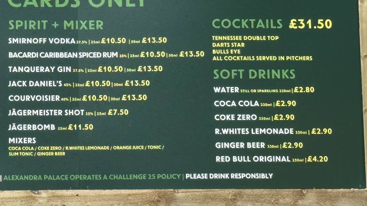 Aber: Auch antialkoholische Getränke stehen auf der Liste. Eine 0,33 Liter Cola kostet rund 3,50 Euro, ein Wasser ein paar Cent weniger. 