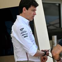 Mercedes-Motorsportchef Toto Wolff baggert erneut an Weltmeister Max Verstappen. Christian Horner zeigt sich jedoch unbesorgt - und nutzt die Gelegenheit für eine erneute Stichelei gegen den Boss der Silberpfeile. 