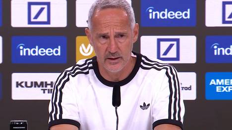 Frankfurt-Trainer Adi Hütter spricht nach dem 1:4-Heimdebakel gegen Augsburg über die Gründe für die deutliche Niederlage. Trotz einer 1:0-Führung zur Pause gab die SGE das Spiel in der zweiten Hälfte aus der Hand.