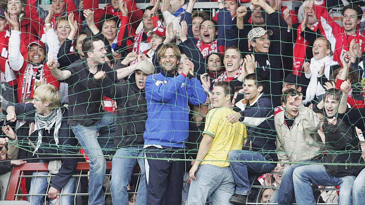 Klopp sorgt mit seiner volksnahen Art für Aufsehen, er jubelt nach Siegen am Zaun mit den Fans